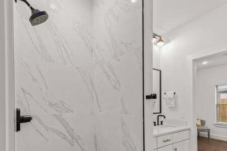The Warhol - Pet-Friendly Apartment Бентонвіль Екстер'єр фото